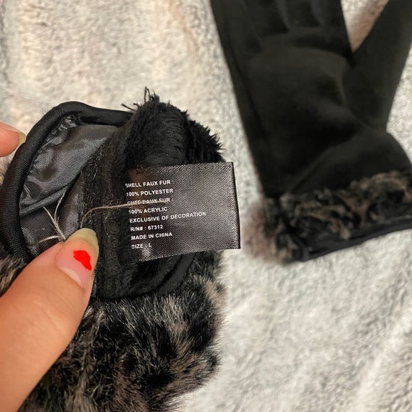Black fuzzy fur women’s gloves - Picture 4 of 5